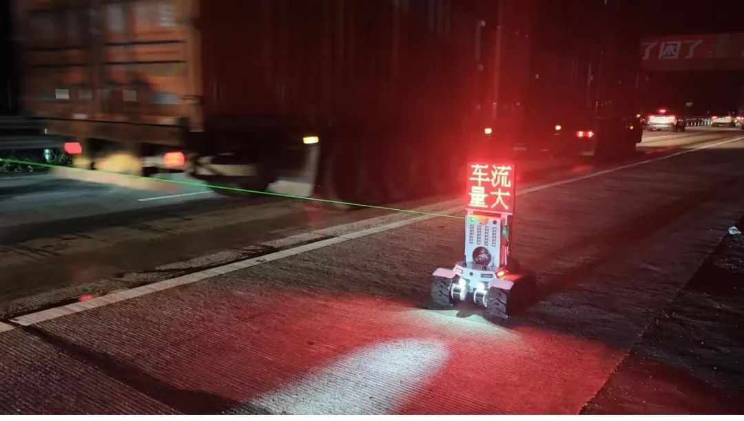 預警機器人工作照??.jpg 預警機器人工作照??.jpg